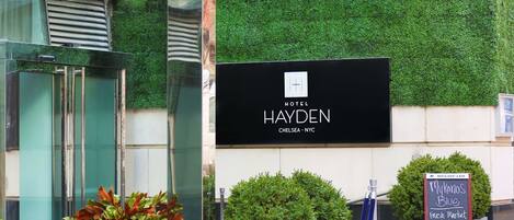 Entrada de un hotel con un cartel que dice Hotel Hayden en Chelsea, Nueva York.