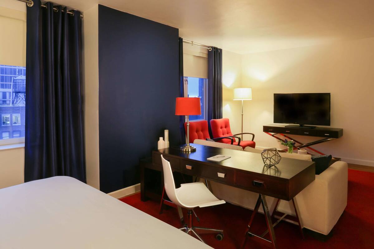 Egyptian cotton sheets, premium bedding, in-room safe, desk