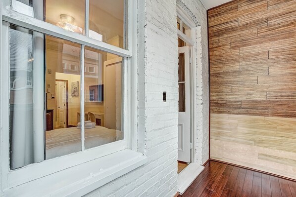 Exclusive-Studio, 1 Doppelbett (#301) | Hochwertige Bettwaren, individuell dekoriert, individuell eingerichtet