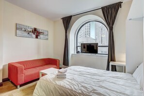 Exclusive-Studio, 1 Doppelbett (#303) | Hochwertige Bettwaren, individuell dekoriert, individuell eingerichtet