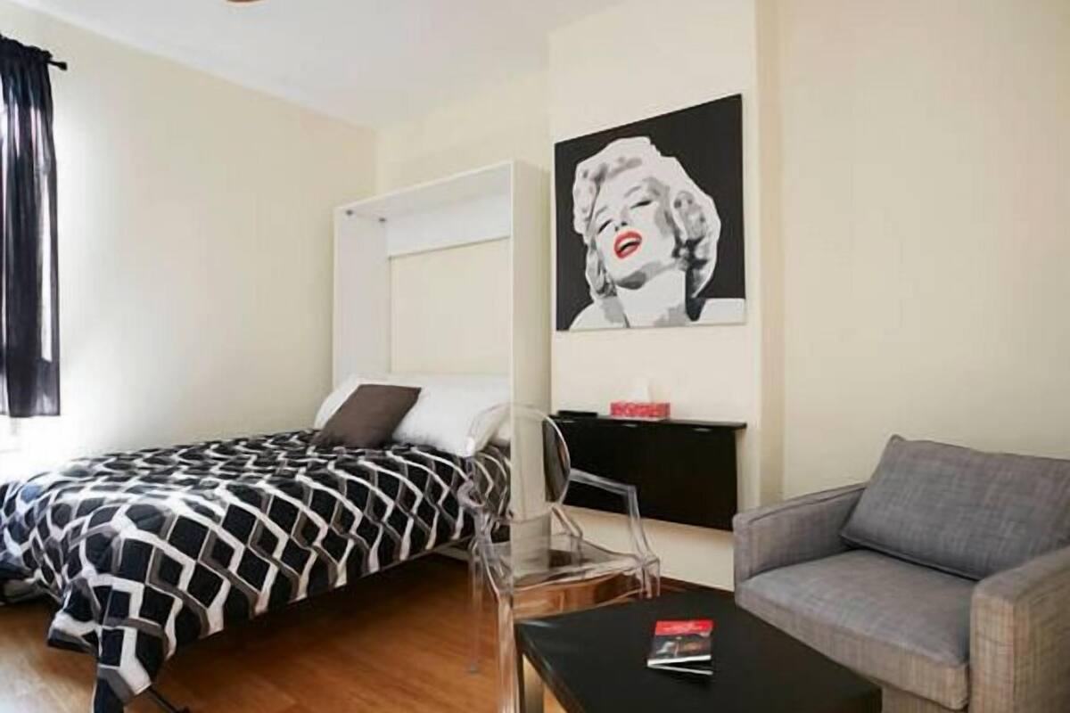 Exclusive-Studio, 1 Doppelbett (#302) | Hochwertige Bettwaren, individuell dekoriert, individuell eingerichtet