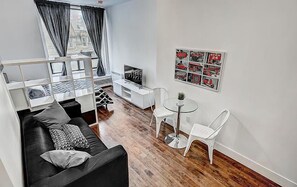 Exclusive-Studio, 1 Doppelbett (#203) | Wohnbereich | Smart-TV, Netflix