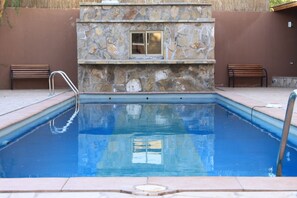 Piscine extérieure, chaises longues