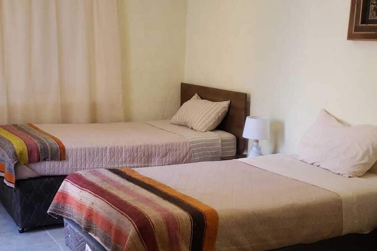 Standard-Vierbettzimmer, 1 Schlafzimmer, mit Bad, zum Innenhof hin