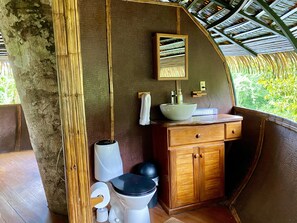 Boomhut | Badkamer | Een douche, een haardroger, handdoeken