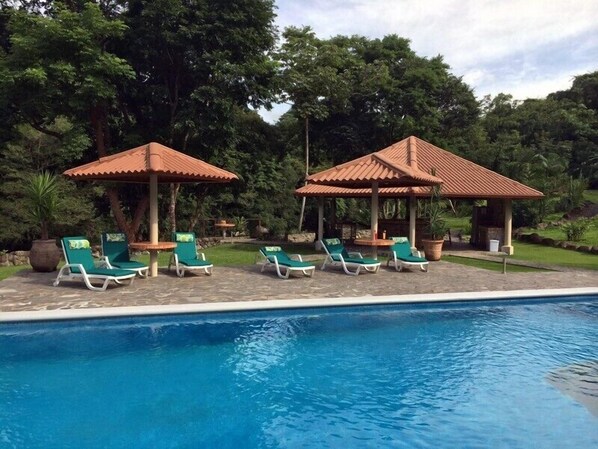 Outdoor pool - Cabanas Rio Encantado (Caldera)