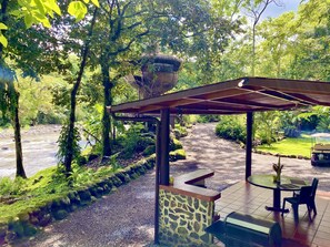 Tree House | Private kitchen | Stovetop, toaster, cookware/dishes/utensils - Cabanas Rio Encantado (Caldera)