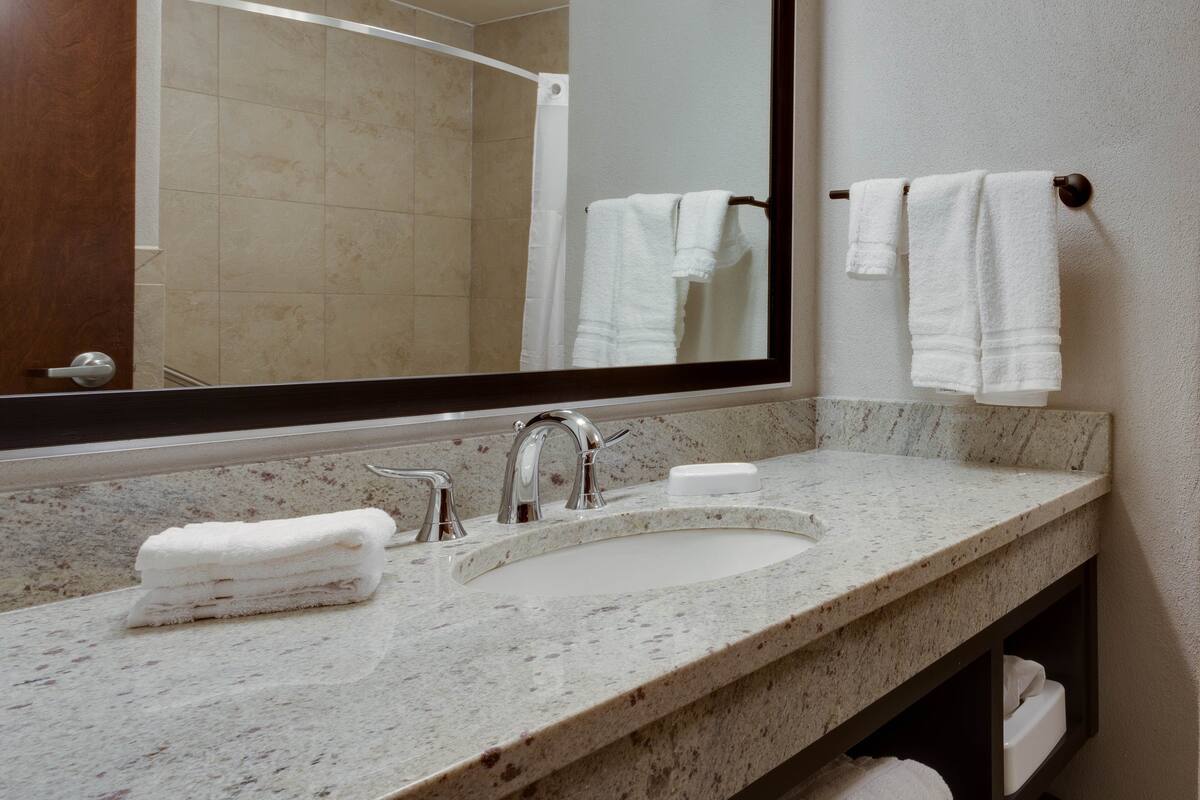 combined shower/bathtub, hair dryer, towels