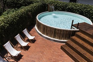 Piscine extérieure, chaises longues