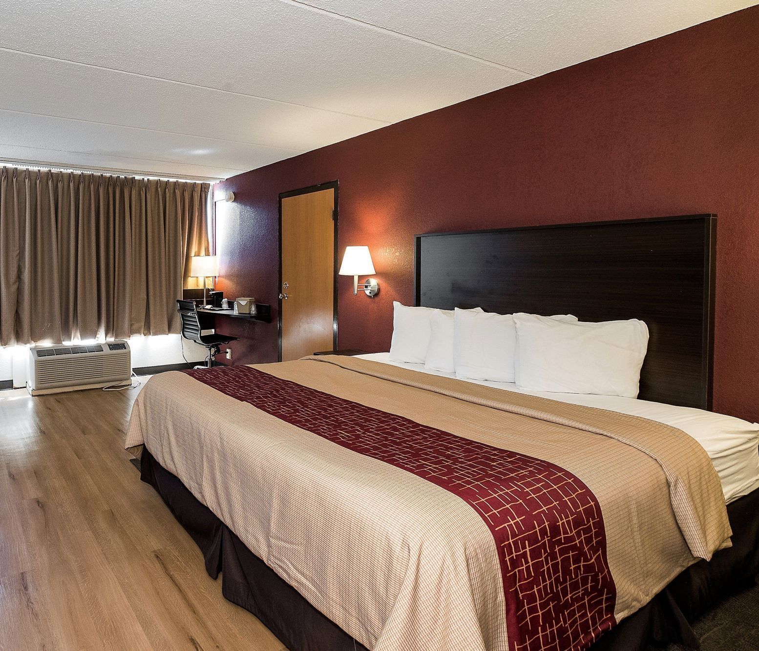 Escritorio y espacio para trabajar con laptop 