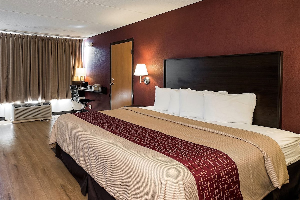 Desk, laptop workspace, iron/ironing board, free cribs/infant beds