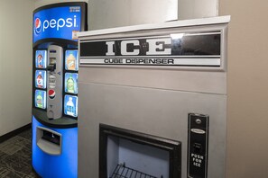 Máquina expendedora con el logotipo de Pepsi y un dispensador de hielo independiente.