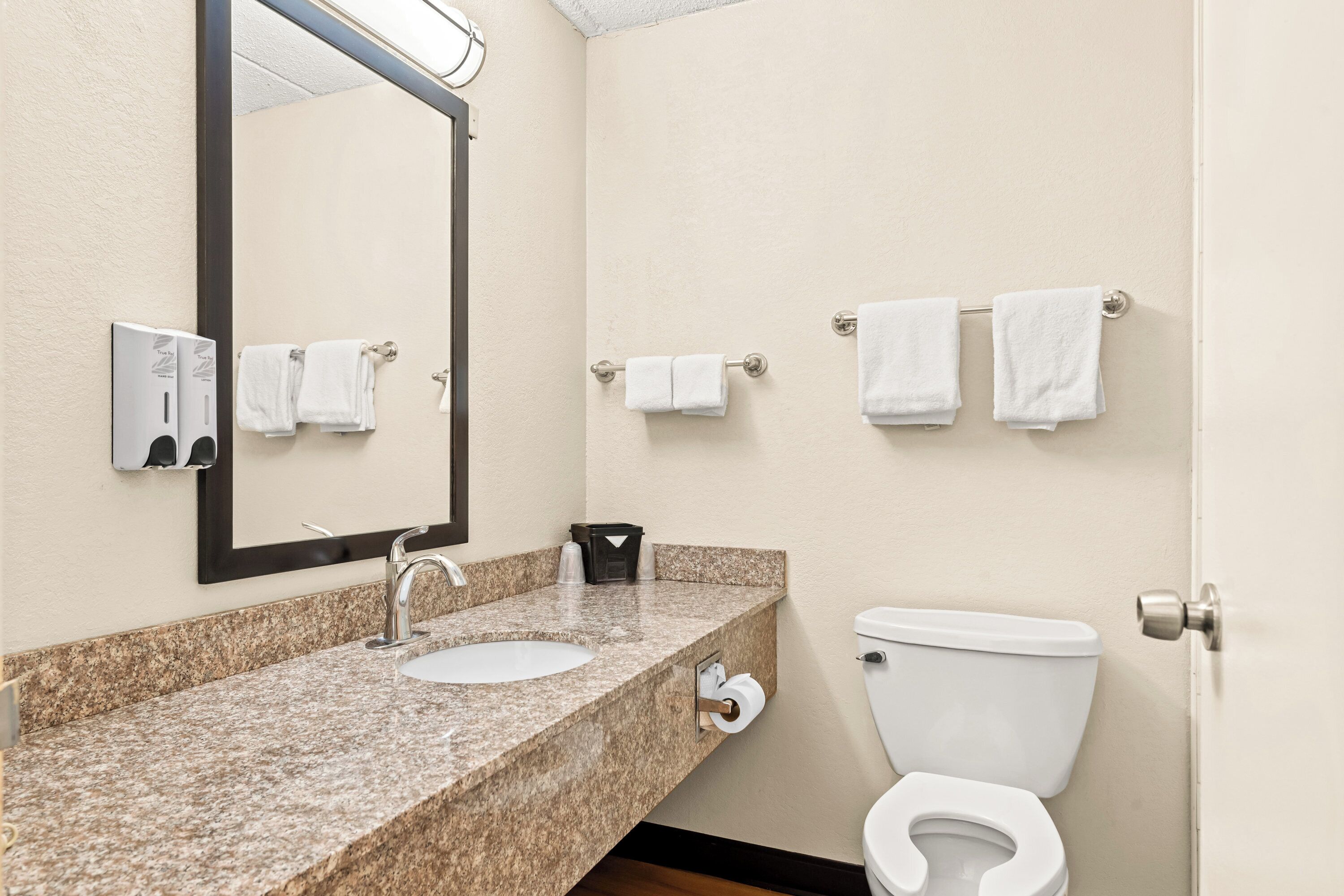 Deluxe Room, 2 Double Beds, Non Smoking | Bathroom
