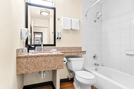Habitación superior, 1 cama King size, para no fumadores | Baño | Tina con regadera, amenidades de baño gratuitas, secadora de cabello . Red Roof Inn Cortland