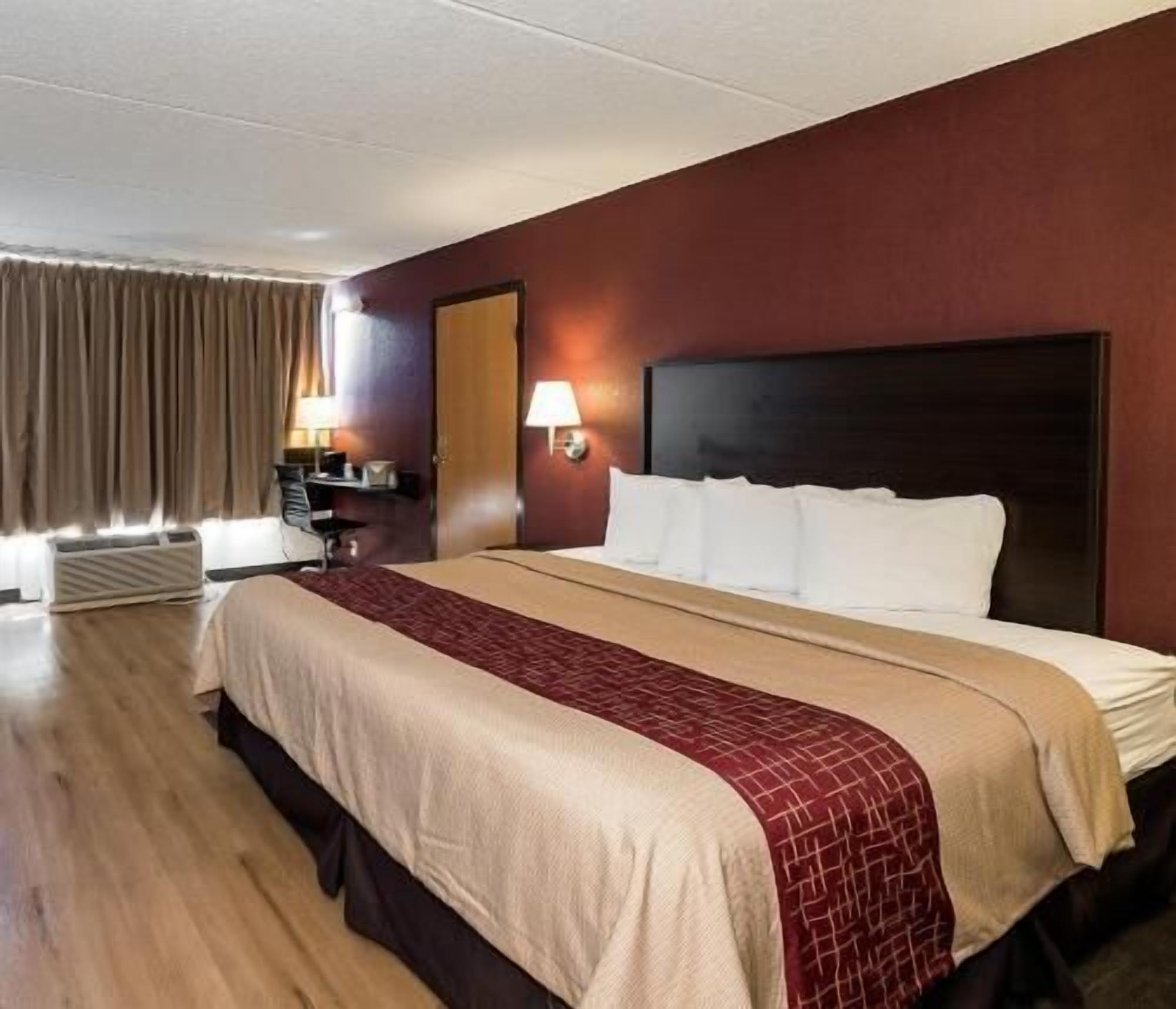 Escritorio y espacio para trabajar con laptop 