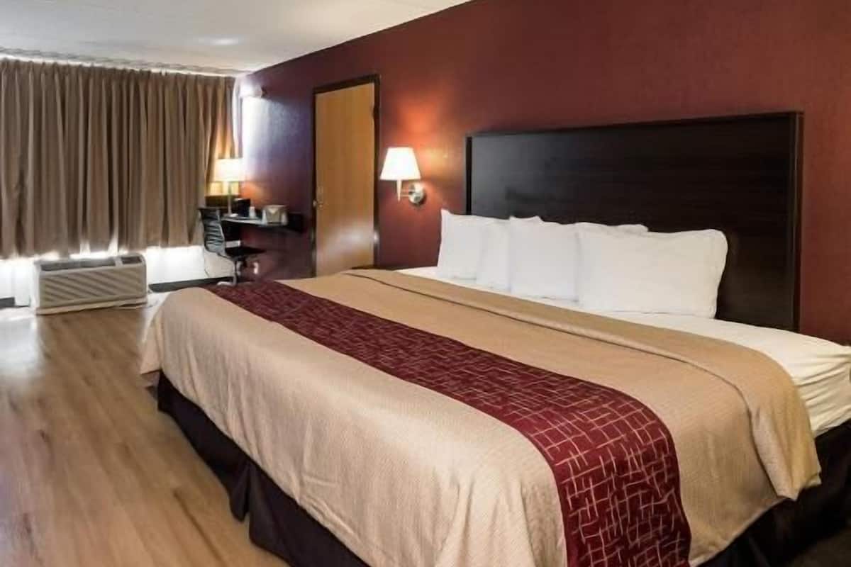 Desk, laptop workspace, iron/ironing board, free cribs/infant beds