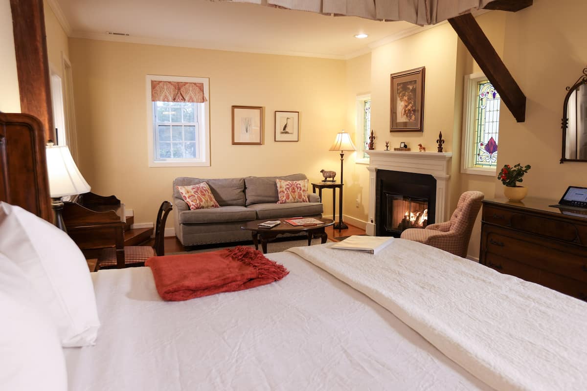 Luxury Cottage, 1 King Bed with Sofa bed, Accessible, Bathtub | Premium bedding, individually decorated, individually furnished, desk