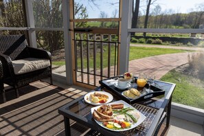 Luxury Cottage, 1 King Bed, Jetted Tub, Garden View