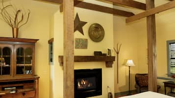 Luxury Cottage, 1 King Bed, Jetted Tub, Garden View | Premium bedding, individually decorated, individually furnished, desk