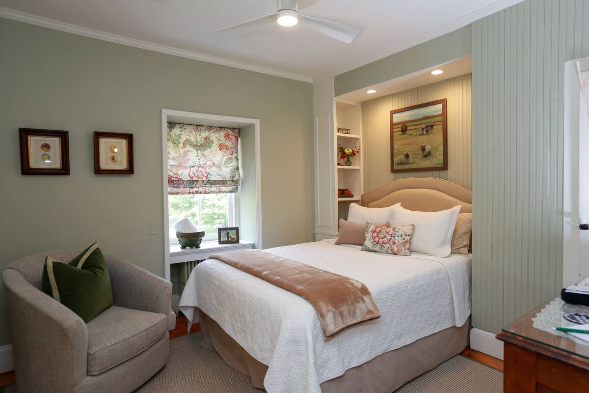 Traditional Room, 1 Queen Bed, Garden View | Premium bedding, desk, iron/ironing board, WiFi (free)