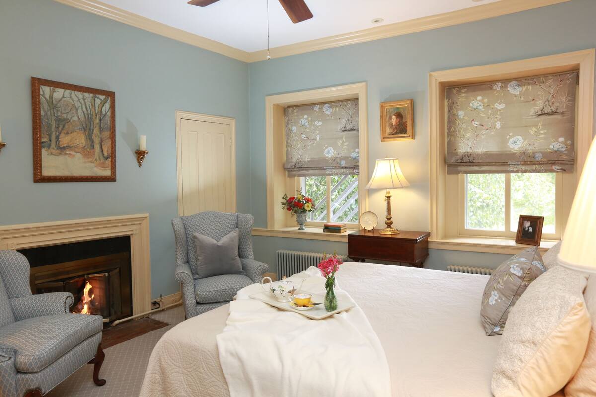 Luxury Suite, 1 King Bed, Jetted Tub, Garden View | Premium bedding, desk, iron/ironing board, WiFi (free)