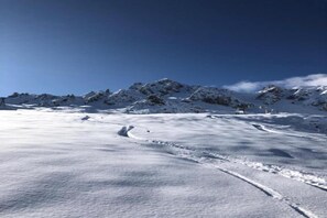 A snow-covered mountain landscape with clear skies. - Cozy Retreat in Les Allues (Les Allues)