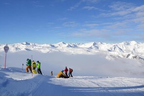 A snowy mountain landscape with skiers and a red pole. - Cozy Retreat in Les Allues (Les Allues)