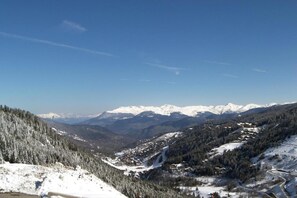 Eine verschneite Berglandschaft mit blauem Himmel.