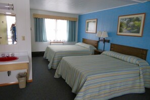 Desk, soundproofing, free WiFi, bed sheets - Cedars Motel (Ironwood)