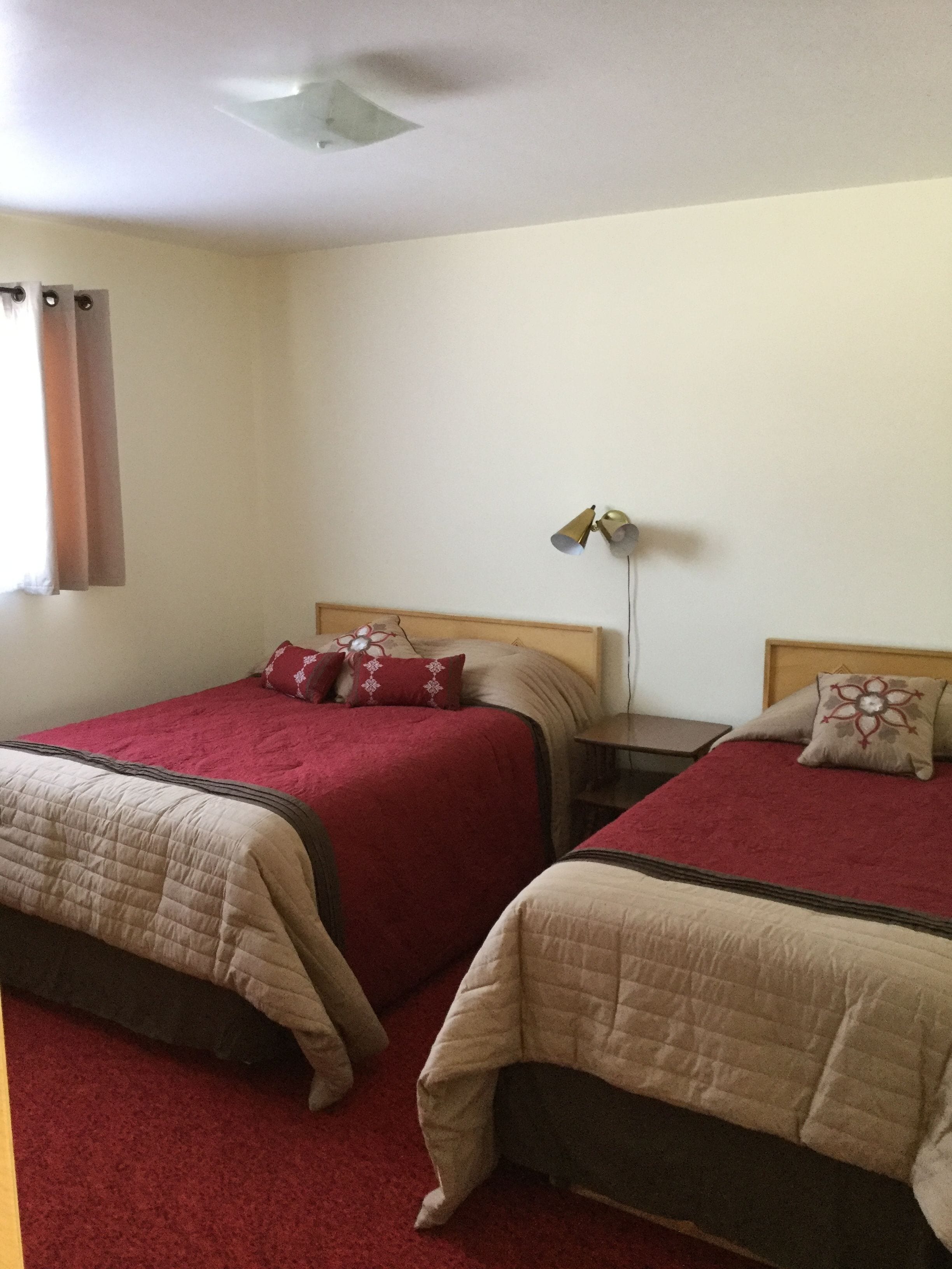 Habitación estándar (2 Double Beds and 1 Sofa Bed) | Escritorio, insonorización, wifi gratis y ropa de cama 