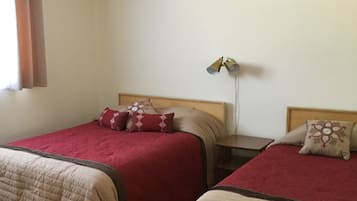 Habitación estándar (2 Double Beds and 1 Sofa Bed) | Escritorio, insonorización, wifi gratis y ropa de cama