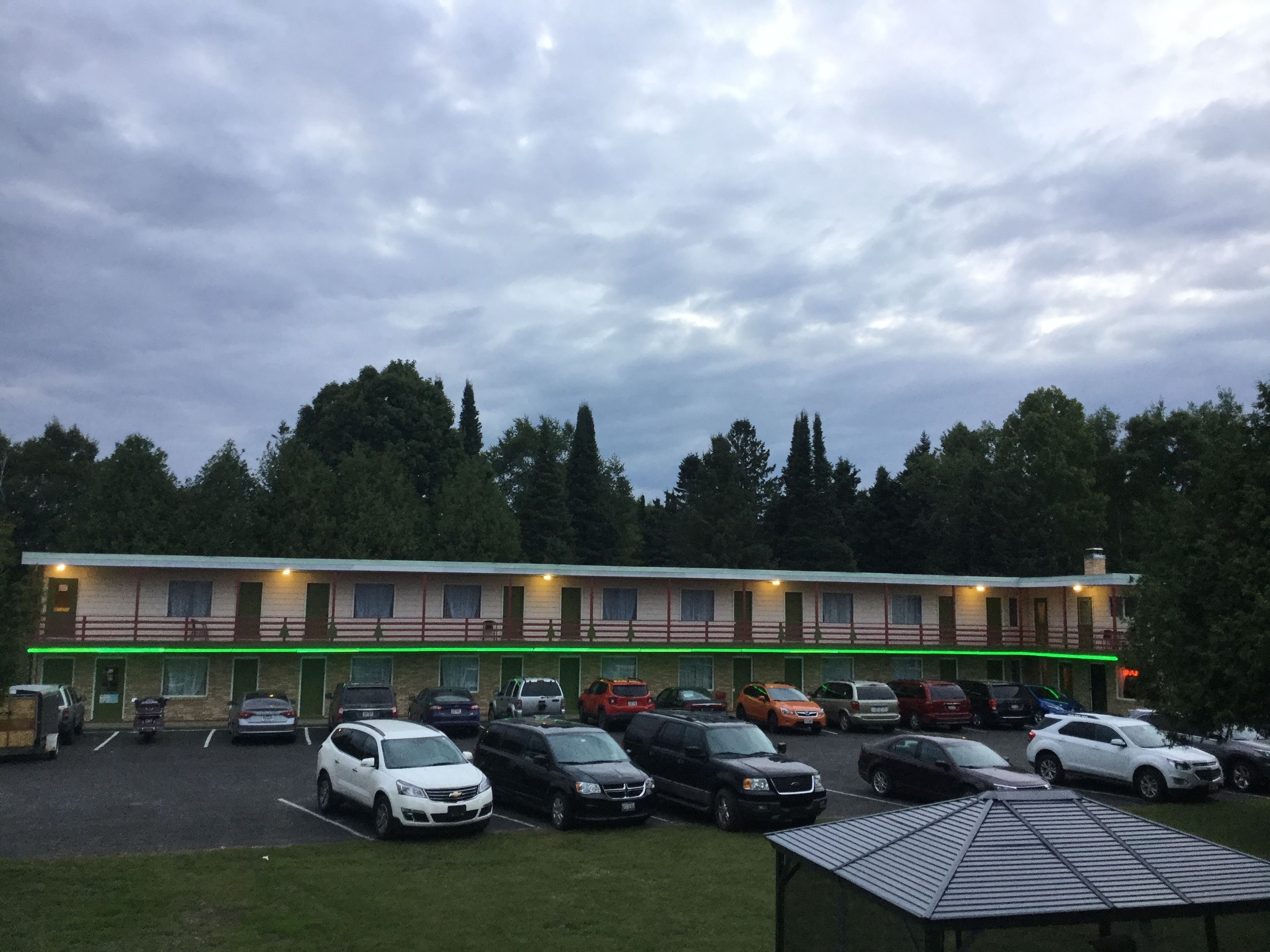 家庭套房, 3 间卧室, 厨房 (1 Queen, 3 Double, 2 Single Beds) | 停车 | 免费自助停车