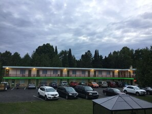 Familiesuite, 3 soverom, kjøkken (1 Queen, 3 Double, 2 Single Beds) | Parkering | Ubetjent parkering (inkludert)