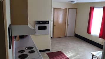 Familien-Suite, 3 Schlafzimmer, Küche (1 Queen, 3 Double, 2 Single Beds) | Schreibtisch, schallisolierte Zimmer, kostenloses WLAN, Bettwäsche