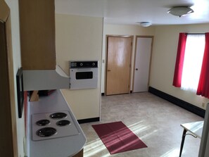 家庭套房, 3 間臥室, 廚房 (1 Queen, 3 Double, 2 Single Beds) | 書桌、隔音、免費無線上網、床單