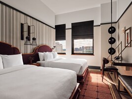 标准双人房 | 高档床上用品、迷你吧、客房内保险箱、办公桌