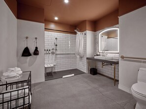 Rainfall showerhead, free toiletries, hair dryer, bathrobes - Detroit Foundation Hotel (Detroit)