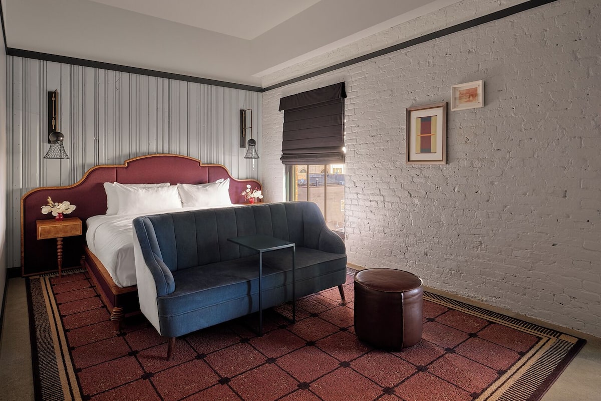 Deluxe King Room | Premium bedding, minibar, in-room safe, desk