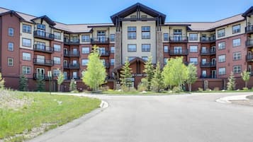 Apartment, 3 Bedrooms | Street view