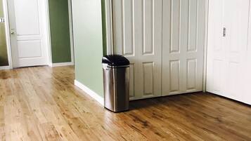 Full-sized fridge, microwave, oven, toaster