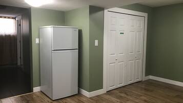 Full-sized fridge, microwave, oven, toaster