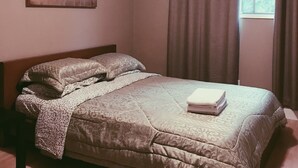 Cortinas opacas, wifi gratis, ropa de cama