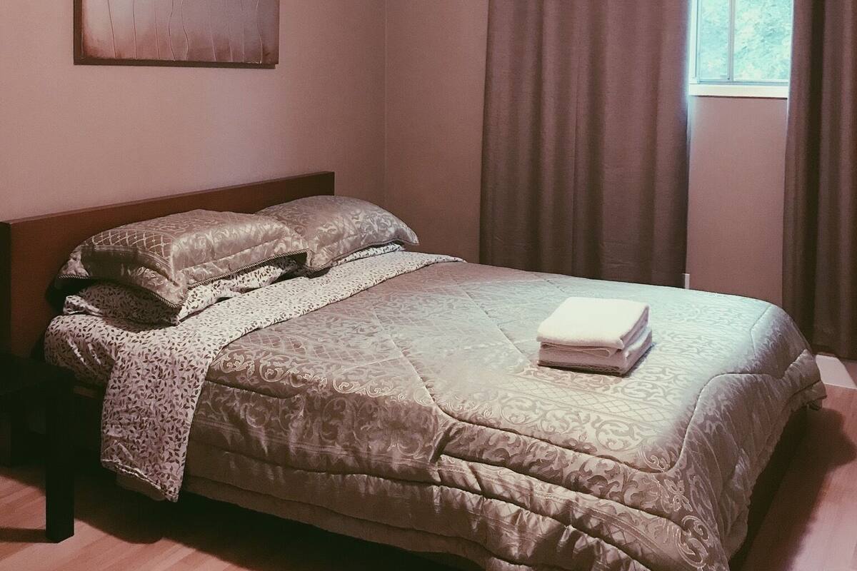 1 habitación, cortinas blackout, wifi gratis y ropa de cama
