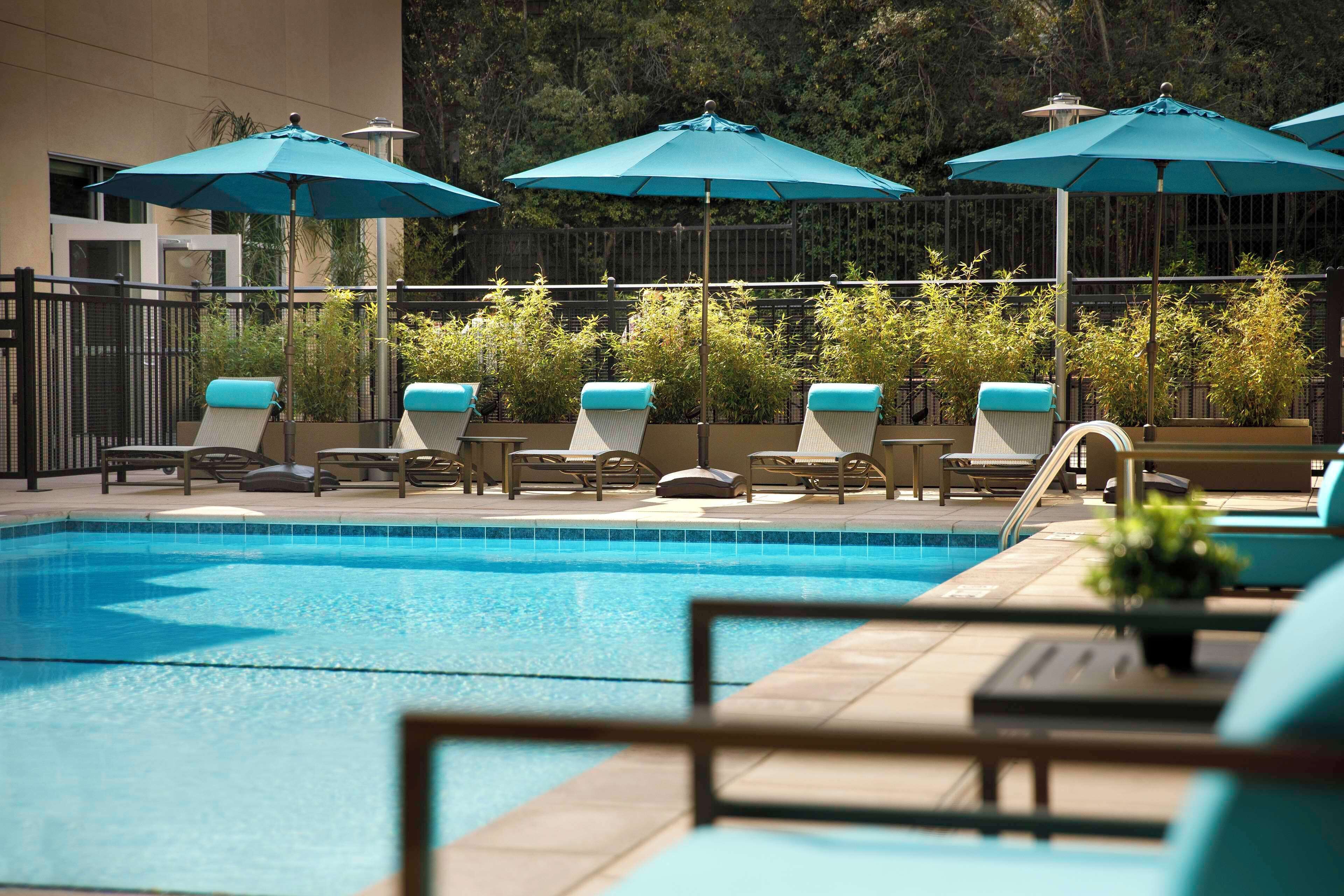 Piscina externa, funciona das 10h às 22h, guarda-sóis, espreguiçadeiras