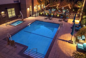 Chambre, 1 très grand lit et 1 canapé-lit, vue cour intérieure | Vue de la chambre