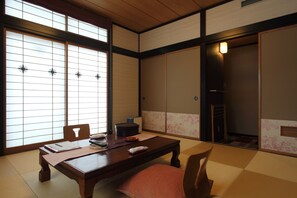 Quarto tradicional (Japanese Style, 8 Tatami-mats) | Edredons de pluma, cofres nos quartos, cortinas blackout