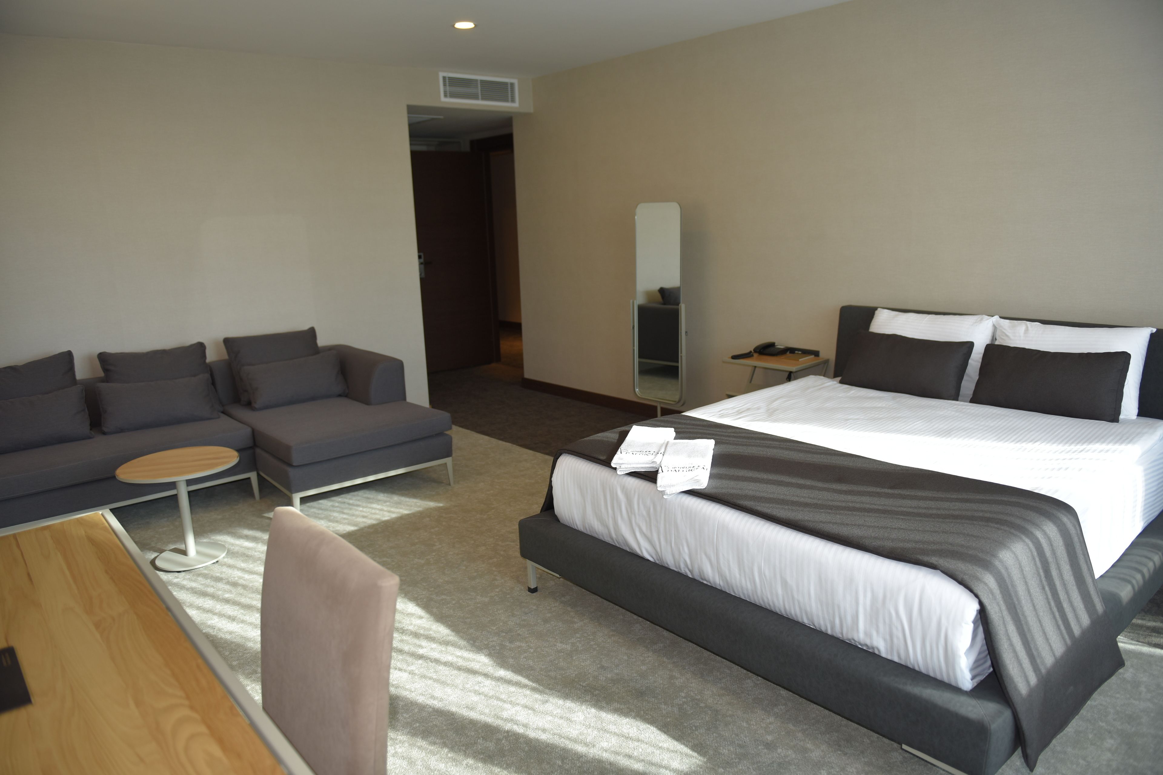 Premium-sengetøj, minibar, pengeskab på værelset, strygejern/strygebræt