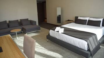 Hochwertige Bettwaren, Minibar, Zimmersafe, BĂŒgeleisen/BĂŒgelbrett