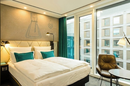 Hypo-allergenic bedding, in-room safe, desk, soundproofing. Motel One München-Parkstadt Schwabing