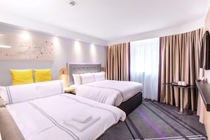 Family Room | Peti besi dalam bilik, langsir/tirai gelap terus, kalis bunyi